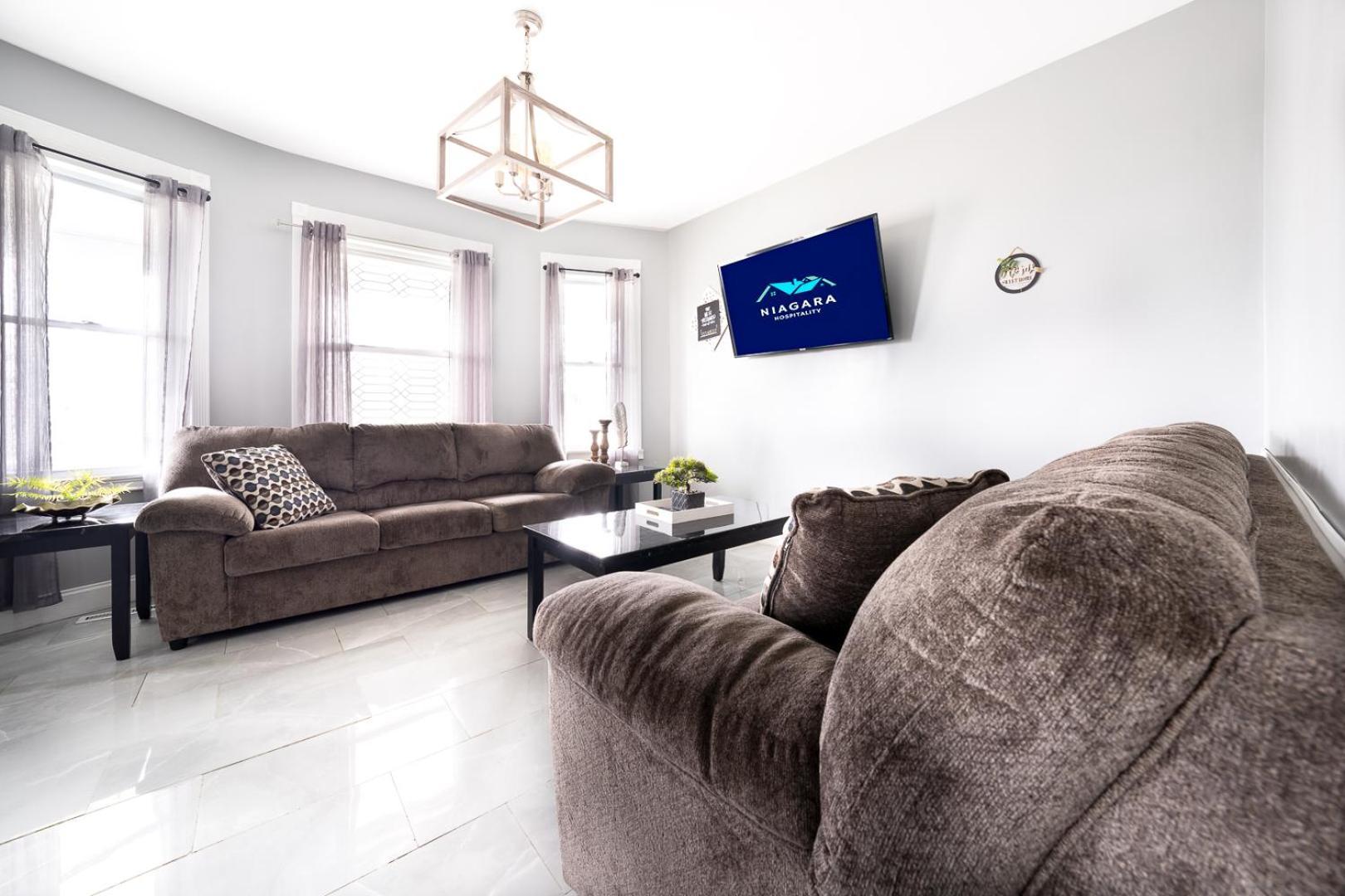 The Maid of the Mist Villa: Niagara Falls Retreat with Private Yard Exterior photo